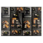 黒い背景の寿司のコレクション カッティングボード (正面)