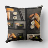 黒い背景の寿司のコレクション クッション (裏面)