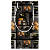 黒い背景の寿司のコレクション スモールペーパーバッグ (正面)