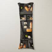 黒い背景の寿司のコレクション ボディピロー (正面縦)