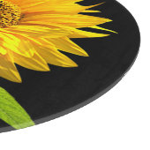 黒い背景の明るいヒマワリ カッティングボード (角)