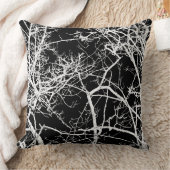 黒い背景の木の枝 クッション (ブランケット)