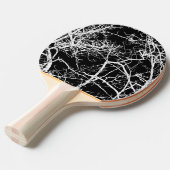 黒い背景の木の枝 卓球ラケット (正面アングル)