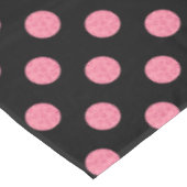 黒い背景の渦巻形のなピンクの水玉模様 テーブルクロス (アングル)