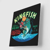 黒い背景の王冠を身に着けている低音の魚 スクエア壁時計 (傾斜)