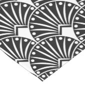 黒い背景の白いアールデコパターン ミディアムテーブルランナー (コーナー)