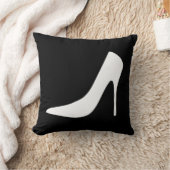 黒い背景の白いハイヒール靴 クッション (ブランケット)