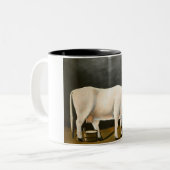 黒い背景の白い牛（家畜） ツートーンマグカップ (正面左)