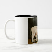 黒い背景の白い牛（家畜） ツートーンマグカップ (左)