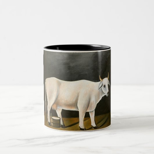 黒い背景の白い牛（家畜） ツートーンマグカップ (中央)