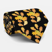 黒い背景の秋または秋のカシの葉 ネクタイ (ロール)