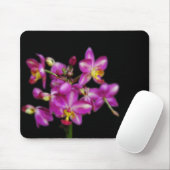 黒い背景の紫色の蘭 マウスパッド (マウス)