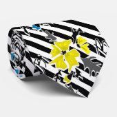 黒い背景の花のストライプの模様 ネクタイ (ロール)