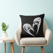 黒い背景の芸術的で白いハート クッション (椅子)