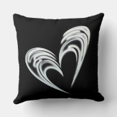黒い背景の芸術的で白いハート クッション (裏面)