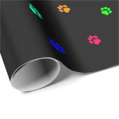 黒い背景の虹のPawprintの包装紙 ラッピングペーパー (ロールコーナー)