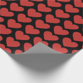 黒い背景の赤いハートのクイーン ラッピングペーパー (角)