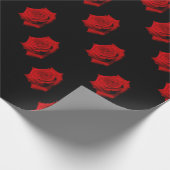 黒い背景の赤いバラ ラッピングペーパー (角)