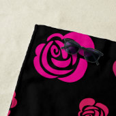 黒い背景の赤いピンクとマゼンタのバラ ビーチタオル (インサイチュ)