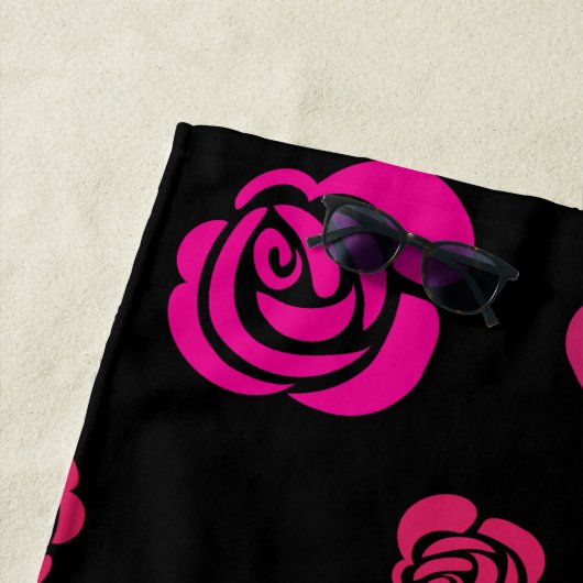 黒い背景の赤いピンクとマゼンタのバラ ビーチタオル (インサイチュ)