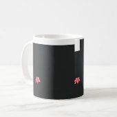 黒い背景の赤い花 コーヒーマグカップ (正面左)