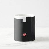 黒い背景の赤い花 コーヒーマグカップ (中央)