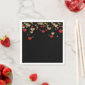 黒い背景の金ゴールドと赤いハート スタンダードカクテルナプキン (インサイチュ)