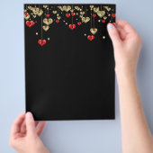 黒い背景の金ゴールドと赤いハート チラシ (手)