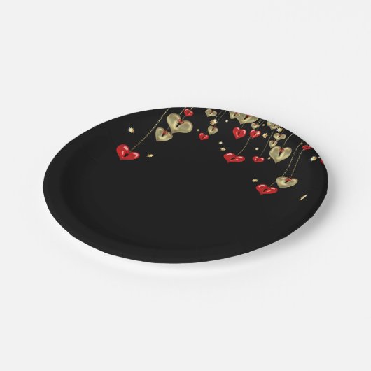 黒い背景の金ゴールドと赤いハート ペーパープレート (アングル)