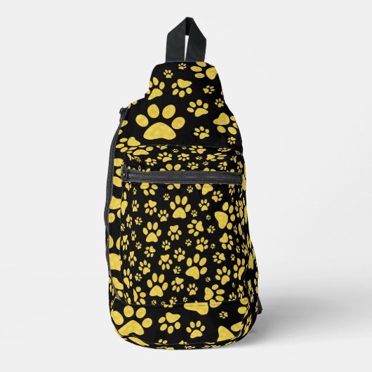 黒い背景の金ゴールドメタルパターンパス スリングバッグ (正面)