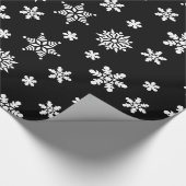黒い背景の雪 ラッピングペーパー (角)