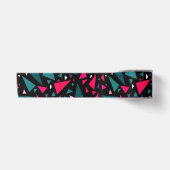 黒い背景の青い緋色の三角形 サテンリボン (正面)