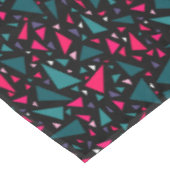 黒い背景の青い緋色の三角形 テーブルクロス (アングル)