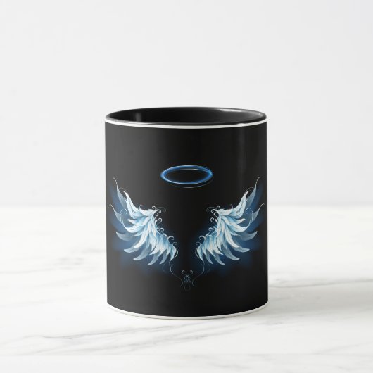 黒い背景の青い輝く天使の羽 マグカップ (中央)