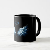 黒い背景の青い輝く天使の羽 マグカップ (正面右)