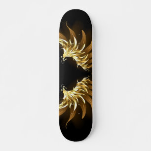 黒い背景の黄金の天使の翼 スケートボード