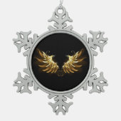 黒い背景の黄金の天使の翼 スノーフレークピューターオーナメント (正面)