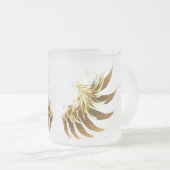 黒い背景の黄金の天使の翼 フロストグラスマグカップ (正面右)