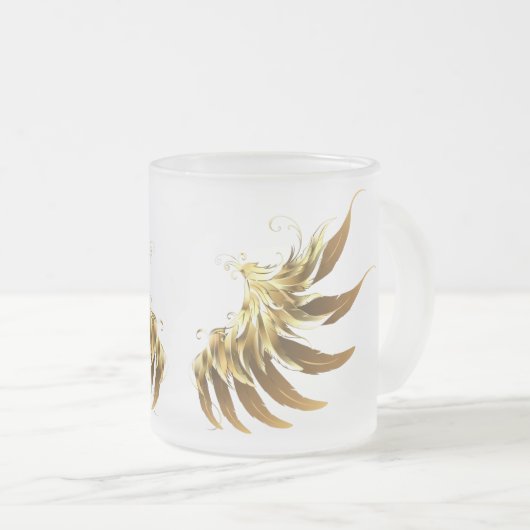 黒い背景の黄金の天使の翼 フロストグラスマグカップ (正面右)
