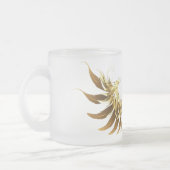 黒い背景の黄金の天使の翼 フロストグラスマグカップ (左)