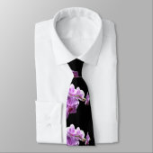 黒い背景の© P Wherrellのピンクの蘭 ネクタイ (タイ)