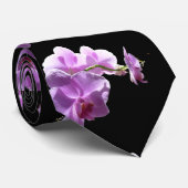 黒い背景の© P Wherrellのピンクの蘭 ネクタイ (ロール)