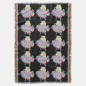 黒い背景を持つピンクと青の花 スローブランケット (正面縦)