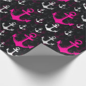 黒い背景を持つピンクの白いいかり ラッピングペーパー (角)