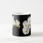 黒い背景を持つ美しい白い蘭 コーヒーマグカップ (中央)