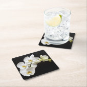 黒い背景を持つ美しい白い蘭 スクエアペーパーコースター (インサイチュ)