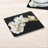 黒い背景を持つ美しい白い蘭 スクエアペーパーコースター (アングル)