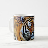 黒い背景を持つ虎 コーヒーマグカップ (正面左)