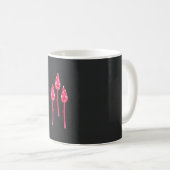 黒い背景を持つ3つのピンク色の花 コーヒーマグカップ (正面右)