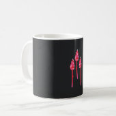 黒い背景を持つ3つのピンク色の花 コーヒーマグカップ (正面左)